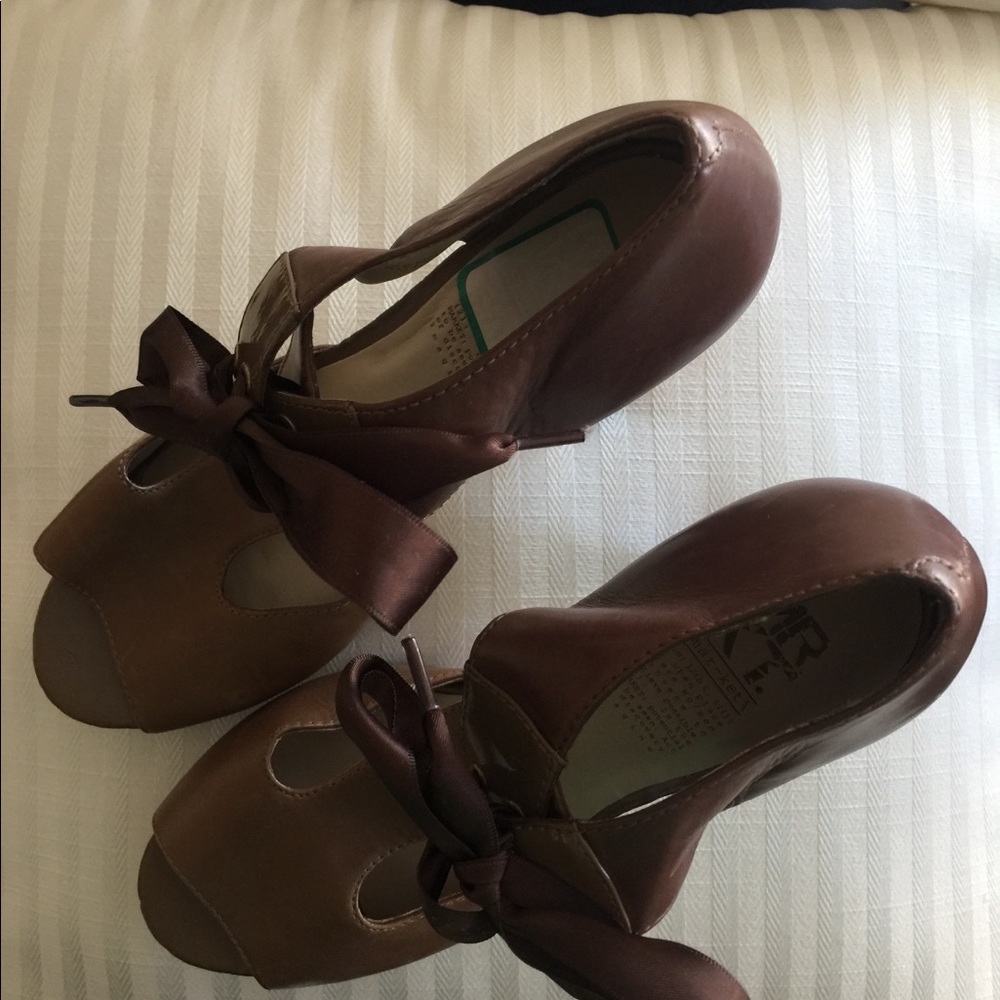 MRKT High Heel Brownish Taupe Platform size 8 new